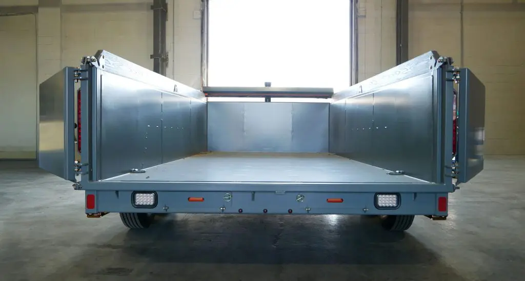 Rear view of Sauttis Trailer
